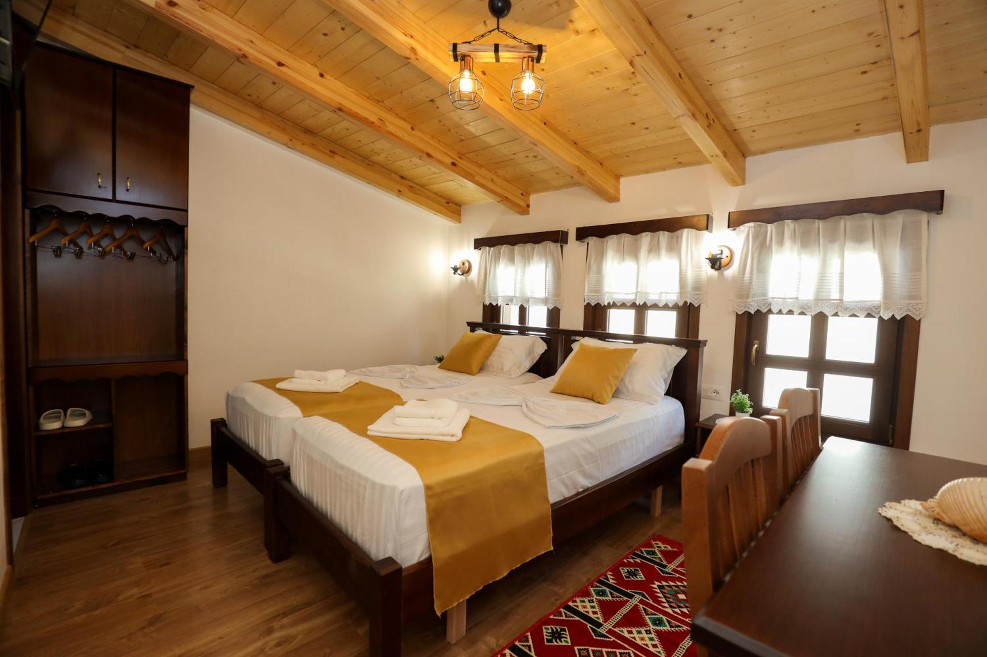 The House Of Dollma , Inside Kruja Castle Hotel Bilik gambar