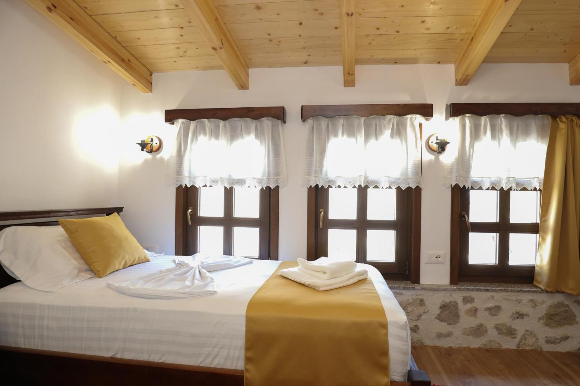 The House Of Dollma , Inside Kruja Castle Hotel Luaran gambar