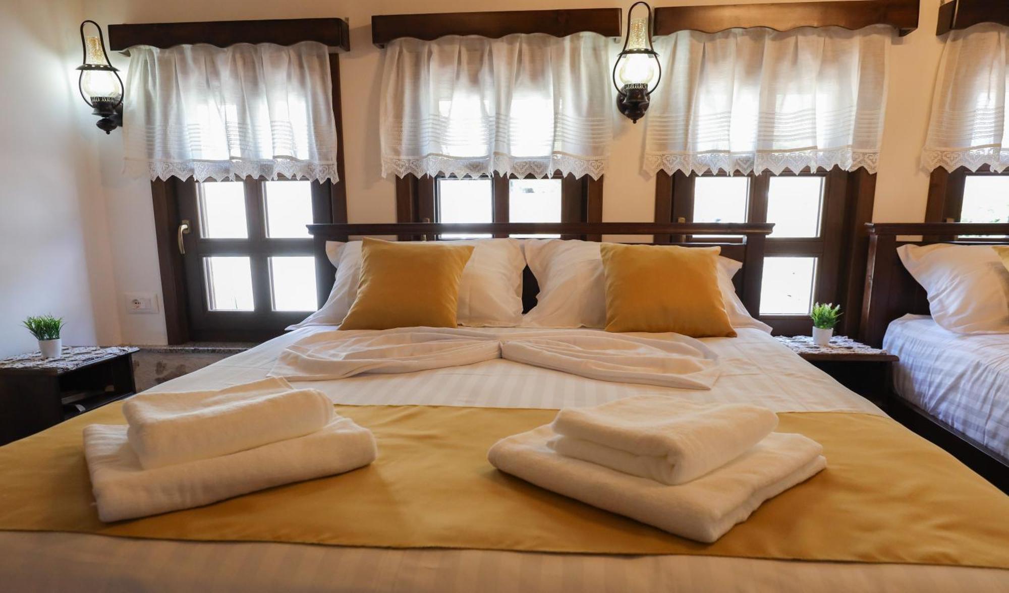 The House Of Dollma , Inside Kruja Castle Hotel Bilik gambar