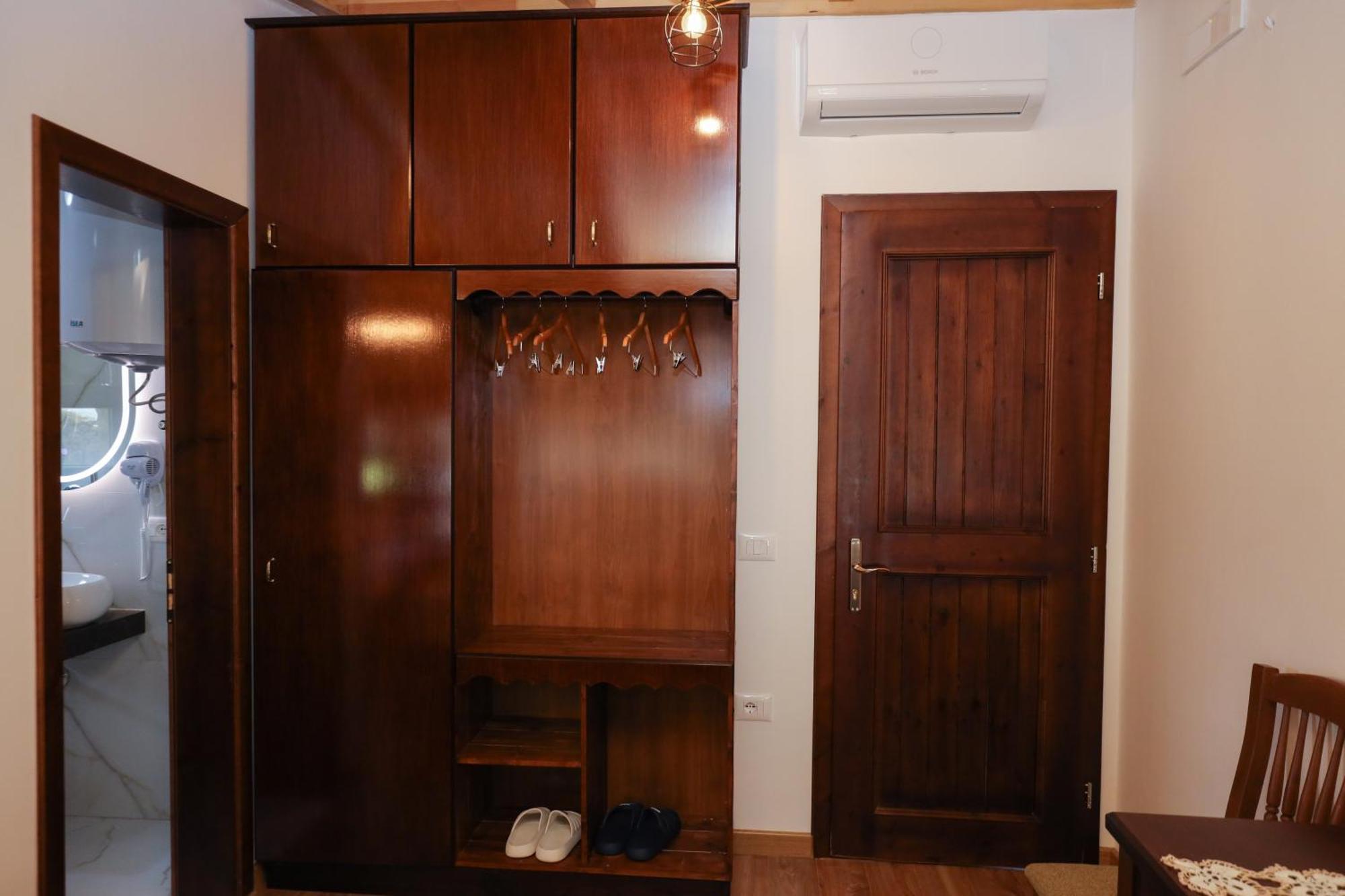 The House Of Dollma , Inside Kruja Castle Hotel Bilik gambar