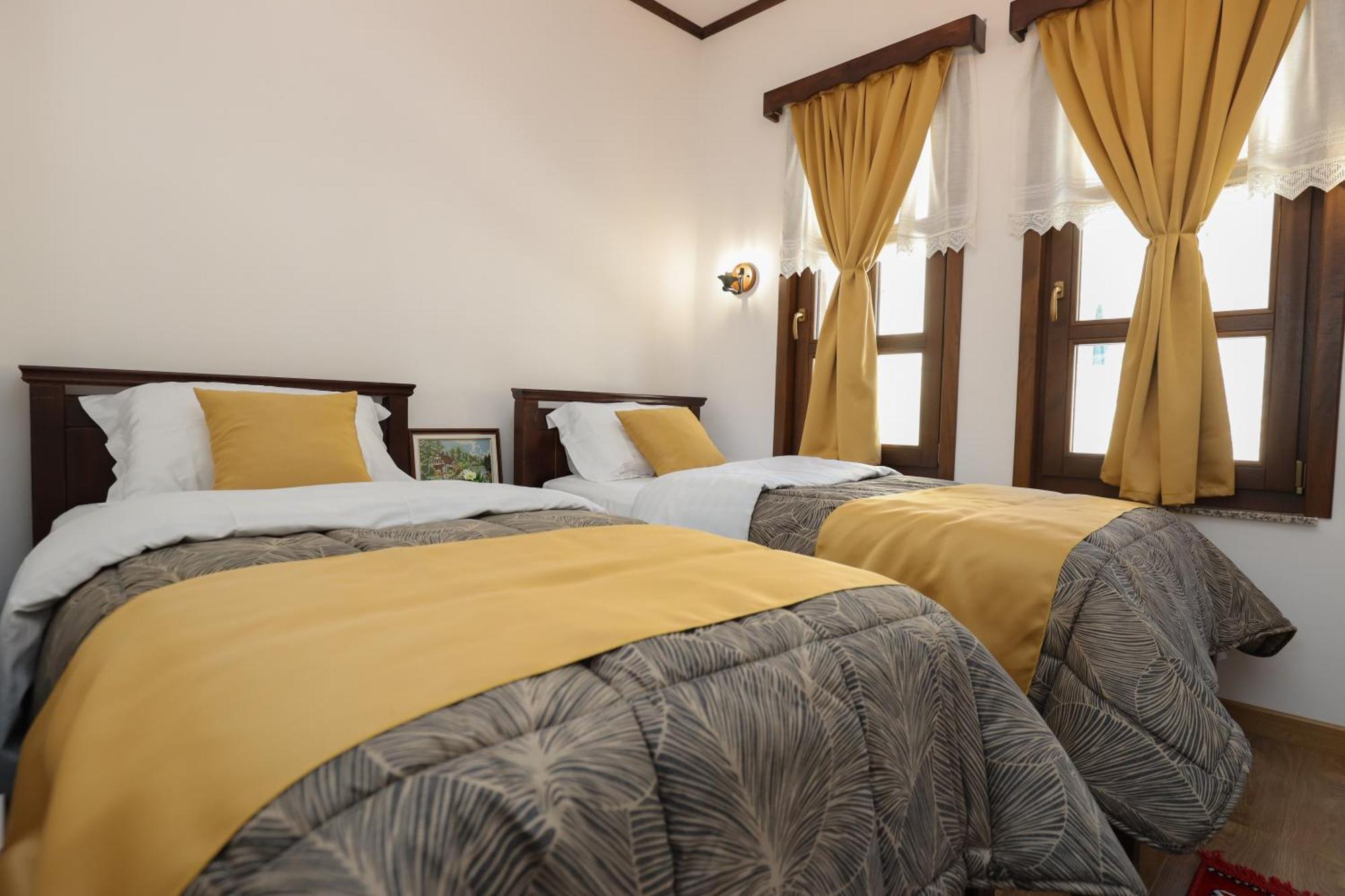 The House Of Dollma , Inside Kruja Castle Hotel Bilik gambar