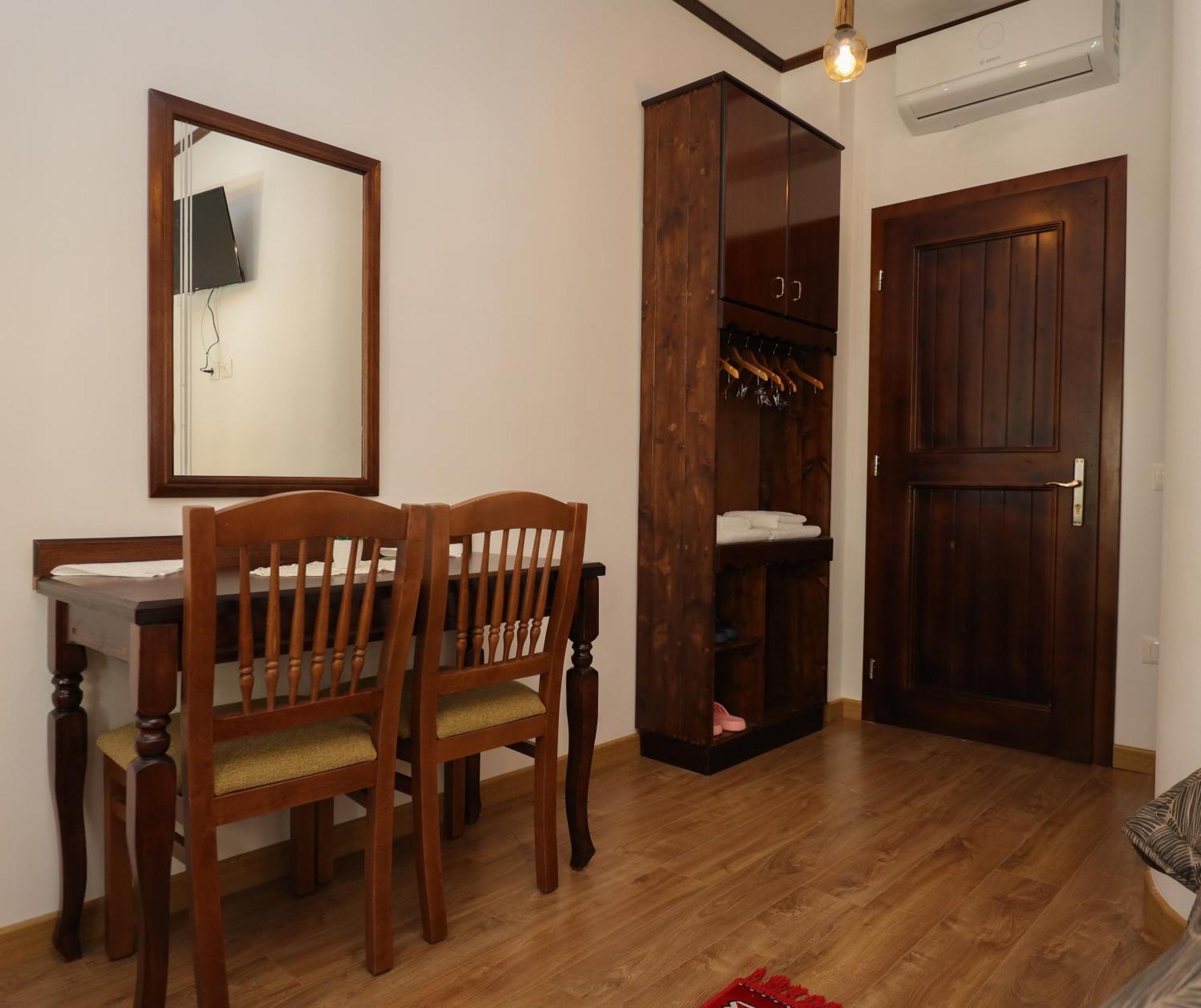 The House Of Dollma , Inside Kruja Castle Hotel Bilik gambar