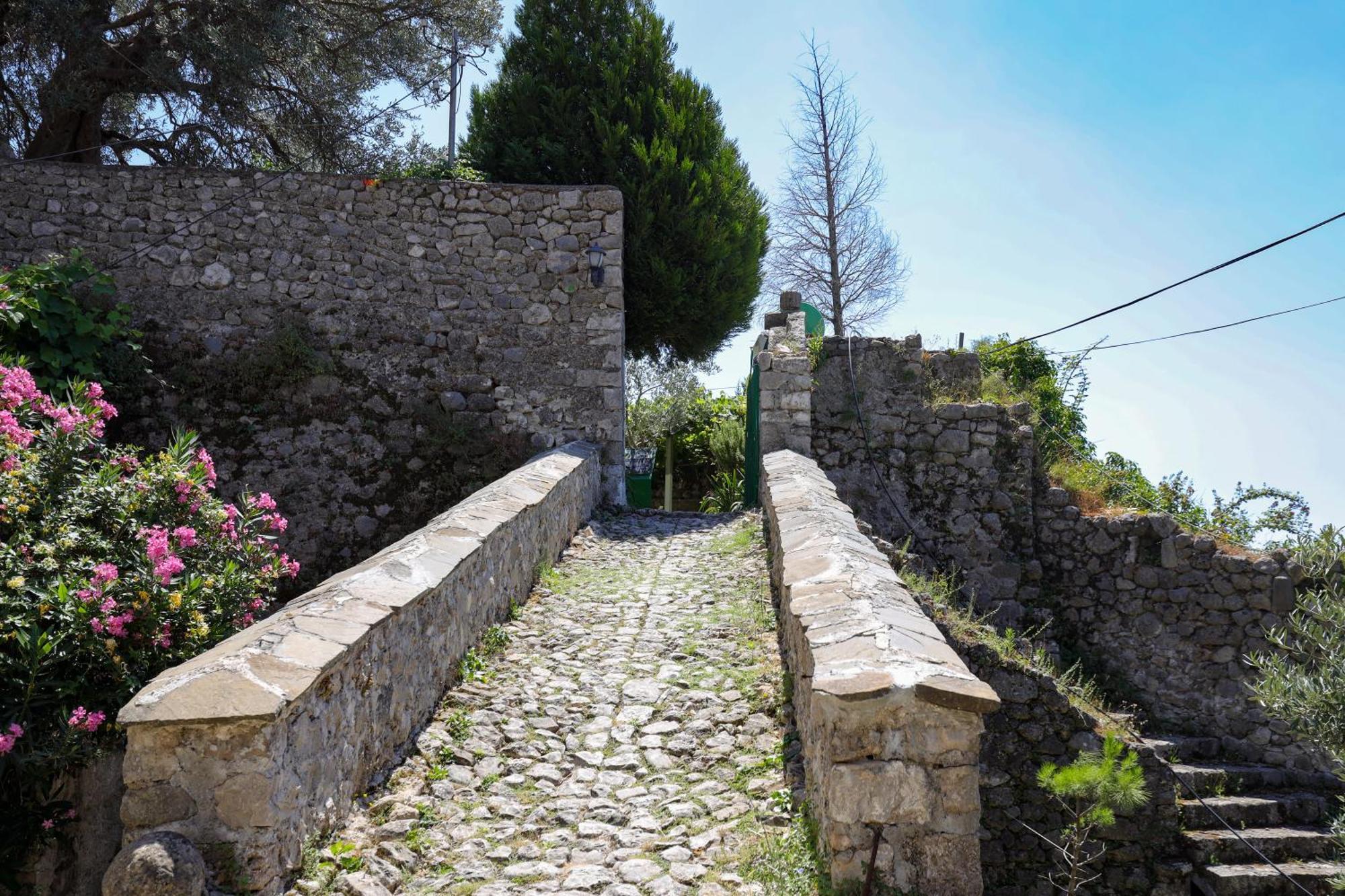The House Of Dollma , Inside Kruja Castle Hotel Luaran gambar