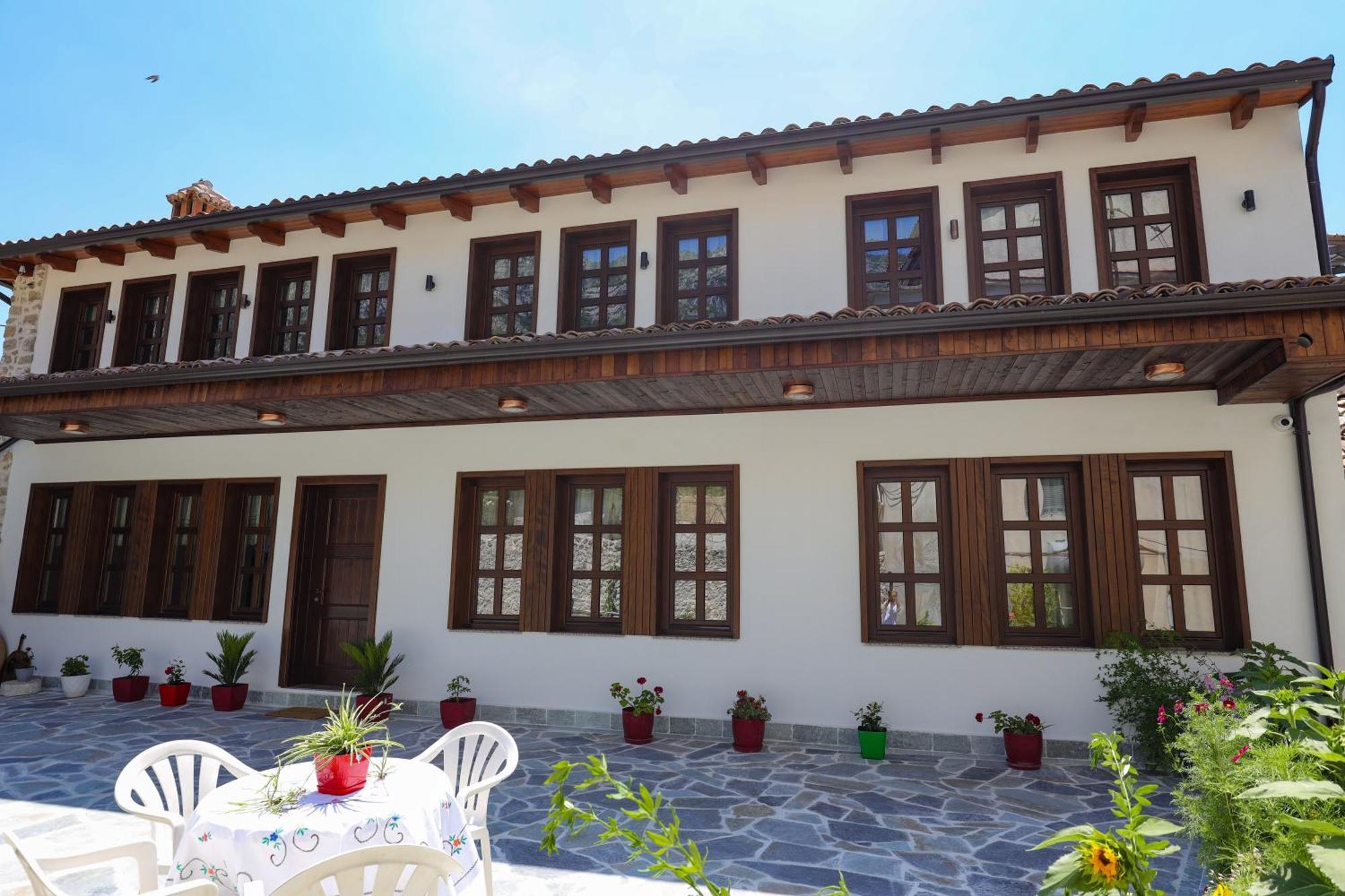 The House Of Dollma , Inside Kruja Castle Hotel Luaran gambar