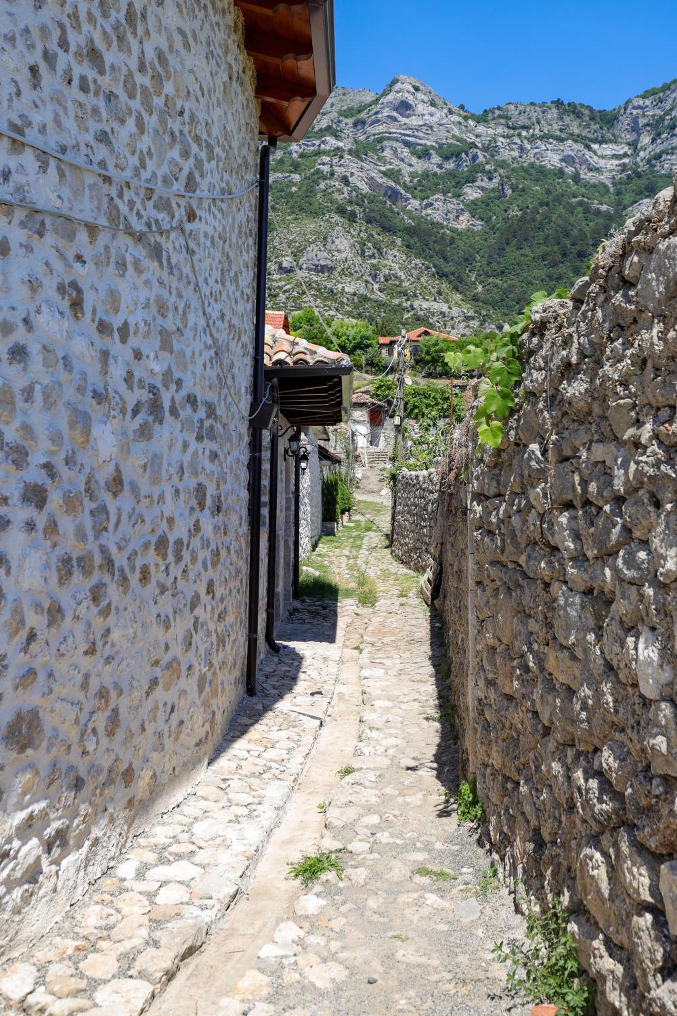 The House Of Dollma , Inside Kruja Castle Hotel Luaran gambar
